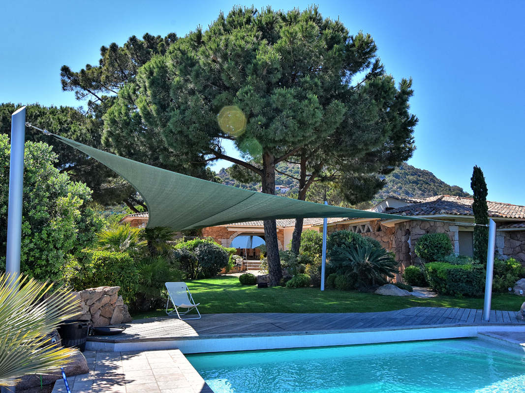 Piscine avec voile d’ombrage sur mesure
