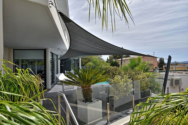 Villa avec voile d’ombrage sur mesure