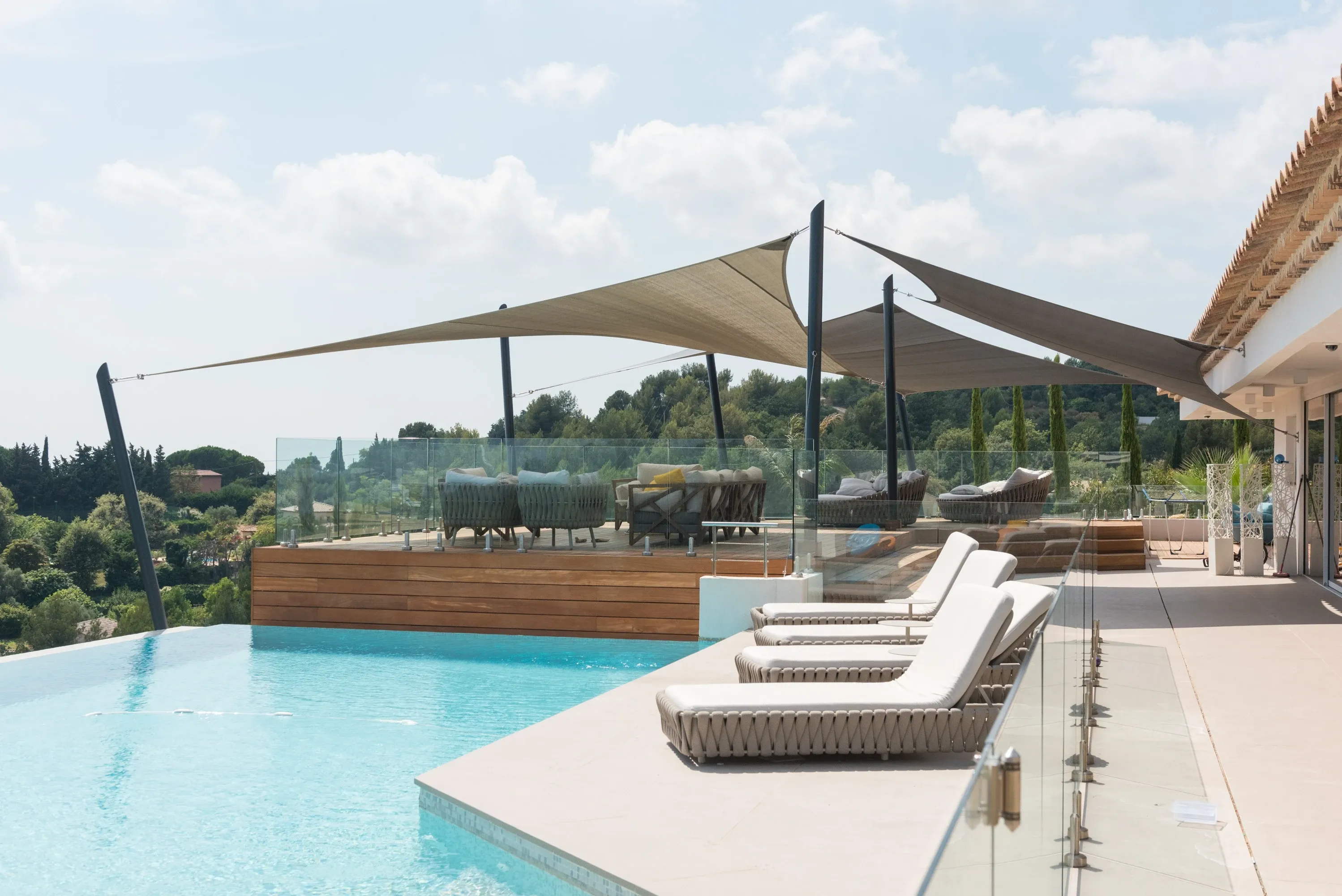 Voile d’ombrage autour d’une piscine