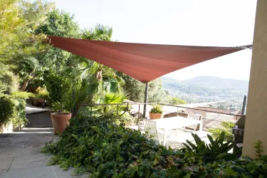 Jardin avec voile d’ombrage