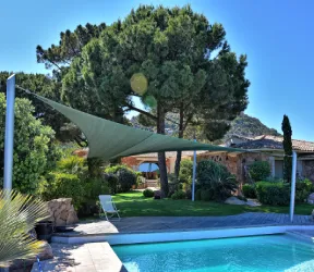 Piscine avec voile d’ombrage