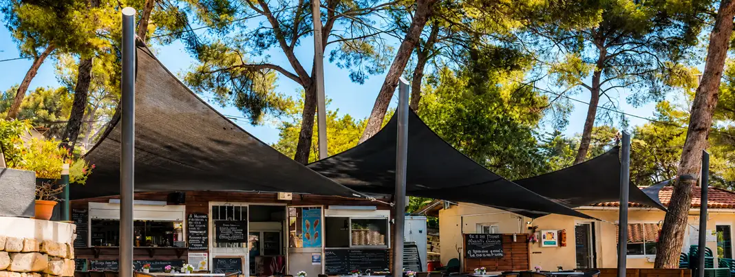 Restaurants et h&ocirc;tels avec voile d&rsquo;ombrage sur mesure