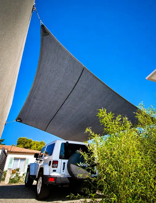 Abri voiture avec voile d'ombrage