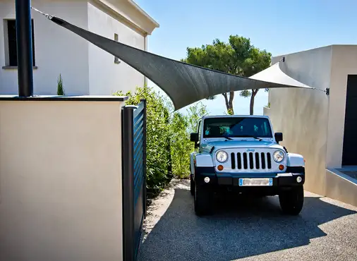 Voile d'ombrage pour protection de voiture