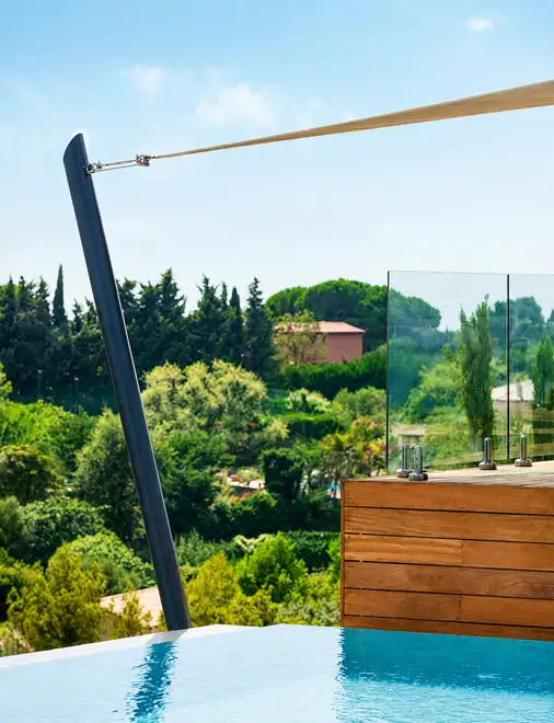 Voile d'ombrage au bord d'une piscine