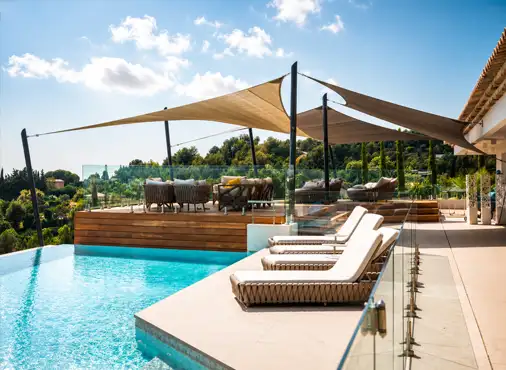 Voile d'ombrage pour espace piscine