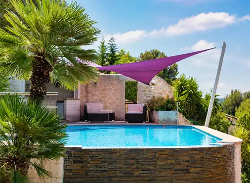 Voile d'ombrage vue depuis une terrasse de jardin